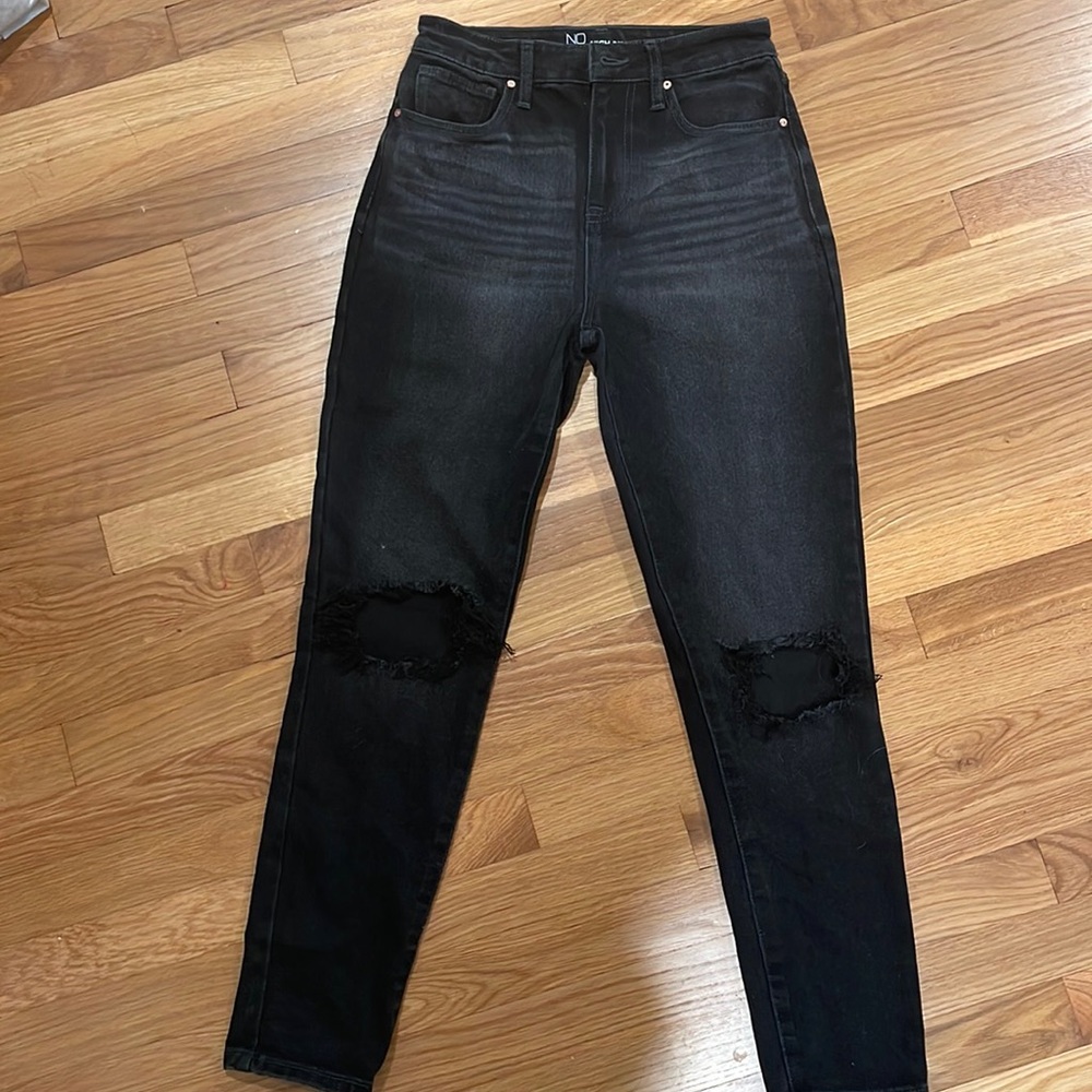 Womens high rise boyfriend jeans! Trendy with knee holes. Size 5 never worn!!